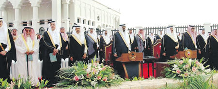 السيف «الرمز» بيد الملك بعد 140 عاما