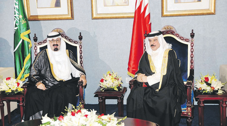 السيف «الرمز» بيد الملك بعد 140 عاما