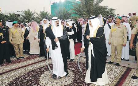 السيف «الرمز» بيد الملك بعد 140 عاما