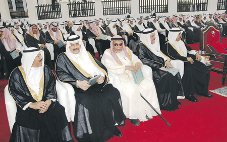 السيف «الرمز» بيد الملك بعد 140 عاما