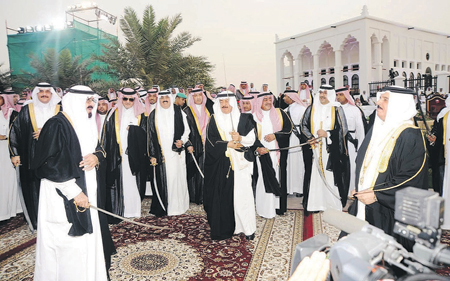 السيف «الرمز» بيد الملك بعد 140 عاما