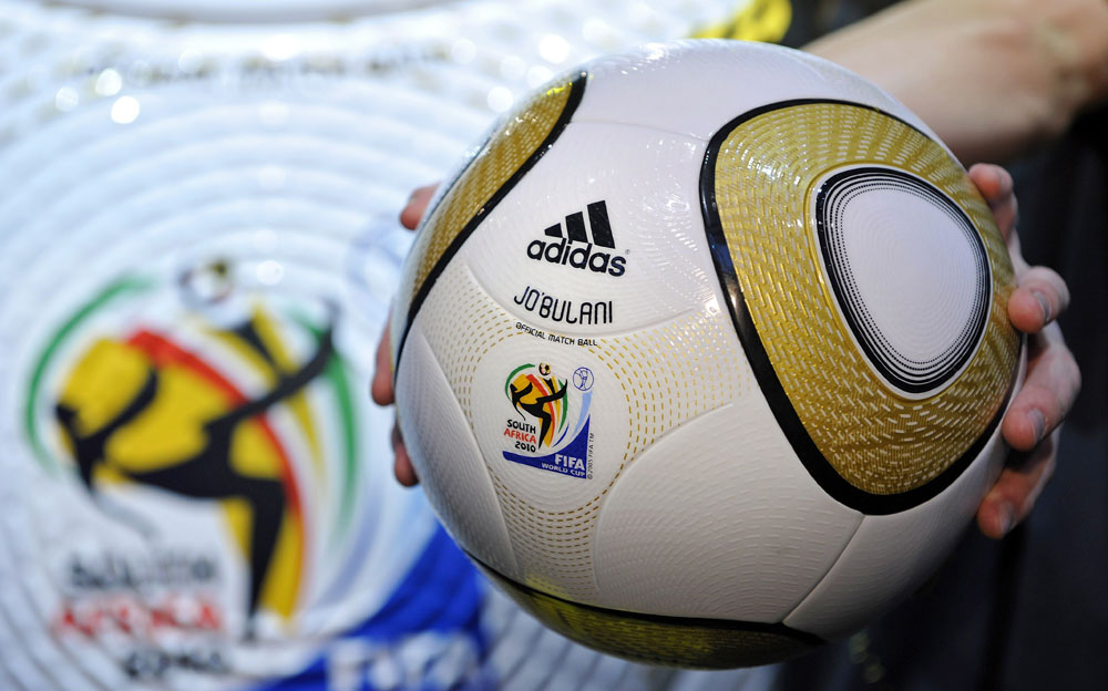 النجم الألماني فرانز بيكنباور ورئيس شركة أديداس خلال حفل اديداس لإطلاق الكرة التي أنتجتها خصيصاً لنهائيات كاس العالم 2010 في جنو