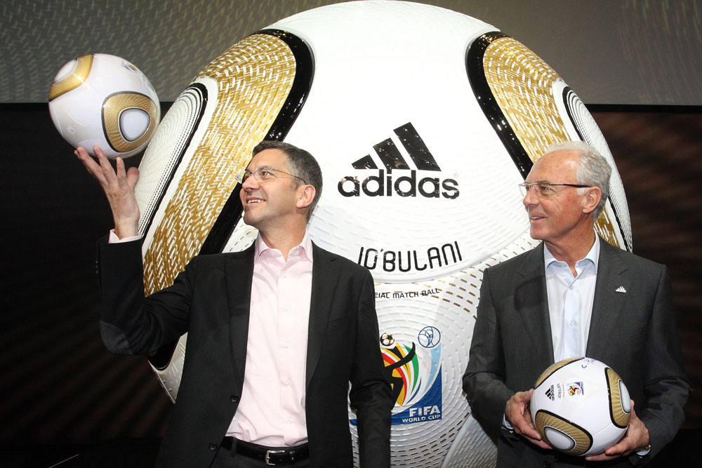 النجم الألماني فرانز بيكنباور ورئيس شركة أديداس خلال حفل اديداس لإطلاق الكرة التي أنتجتها خصيصاً لنهائيات كاس العالم 2010 في جنو