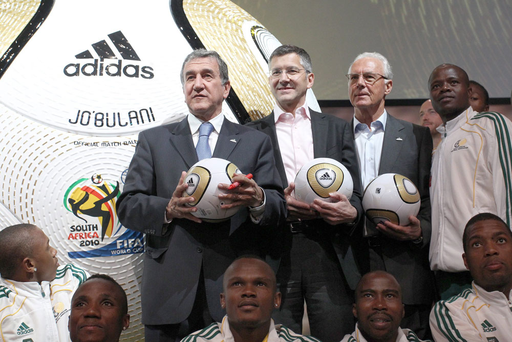 النجم الألماني فرانز بيكنباور ورئيس شركة أديداس خلال حفل اديداس لإطلاق الكرة التي أنتجتها خصيصاً لنهائيات كاس العالم 2010 في جنو