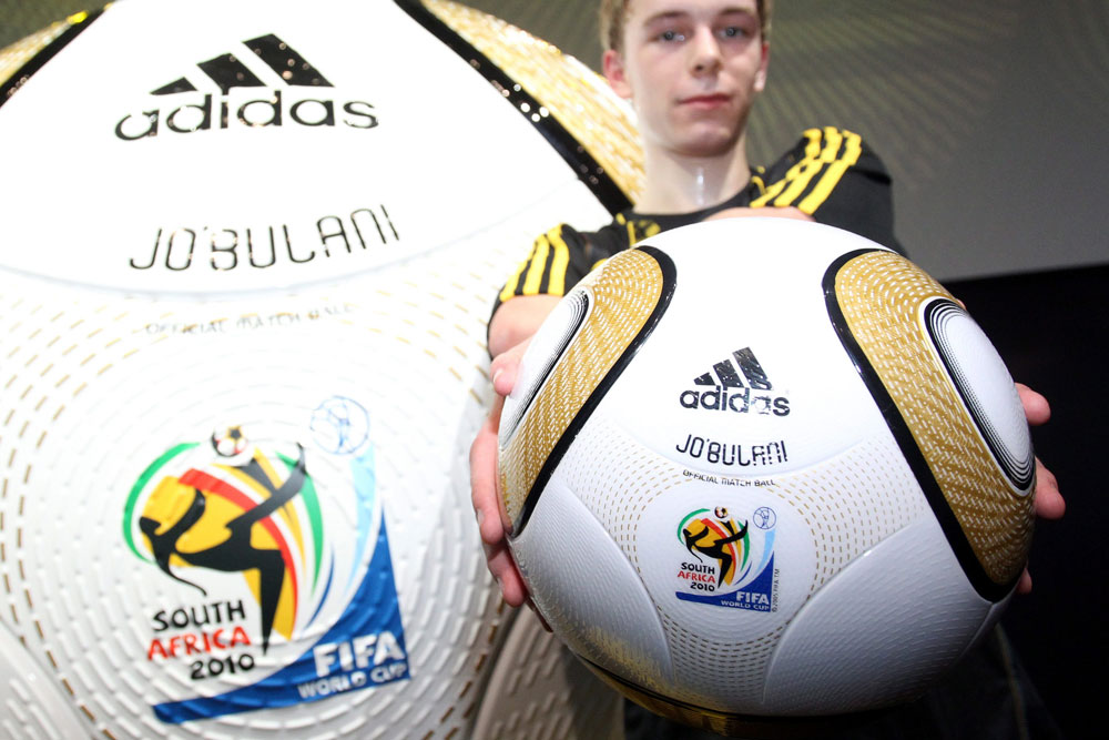 النجم الألماني فرانز بيكنباور ورئيس شركة أديداس خلال حفل اديداس لإطلاق الكرة التي أنتجتها خصيصاً لنهائيات كاس العالم 2010 في جنو