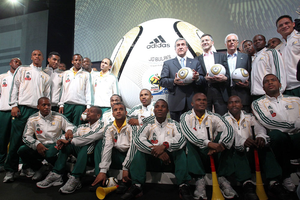 النجم الألماني فرانز بيكنباور ورئيس شركة أديداس خلال حفل اديداس لإطلاق الكرة التي أنتجتها خصيصاً لنهائيات كاس العالم 2010 في جنو