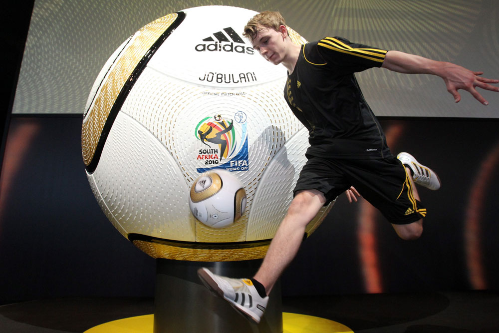 النجم الألماني فرانز بيكنباور ورئيس شركة أديداس خلال حفل اديداس لإطلاق الكرة التي أنتجتها خصيصاً لنهائيات كاس العالم 2010 في جنو