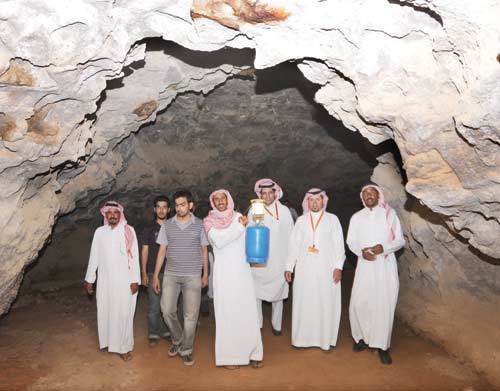 رحالة «السياحة» يضيئون «خفس الشويمس» بالغاز.. ويكتشفون دهاليزه