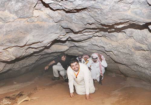 رحالة «السياحة» يضيئون «خفس الشويمس» بالغاز.. ويكتشفون دهاليزه