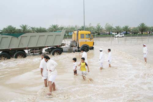 الشبان يستمتعون بأمواج الدائري الشمالي
