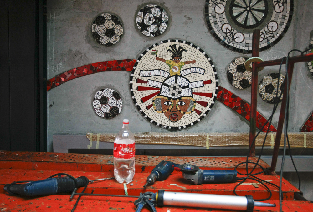 فسيفساء على جدران محطة للنقل السريع في كيب تاون في جنوب أفريقيا التي تتأهب لاستضافة كأس العالم 2010