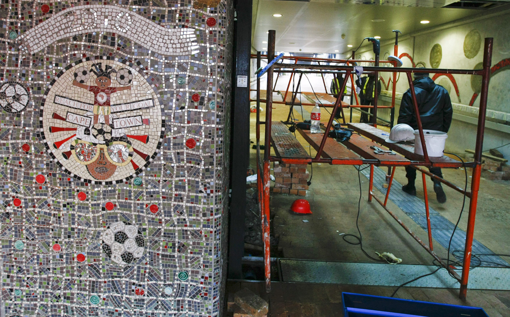 فسيفساء على جدران محطة للنقل السريع في كيب تاون في جنوب أفريقيا التي تتأهب لاستضافة كأس العالم 2010