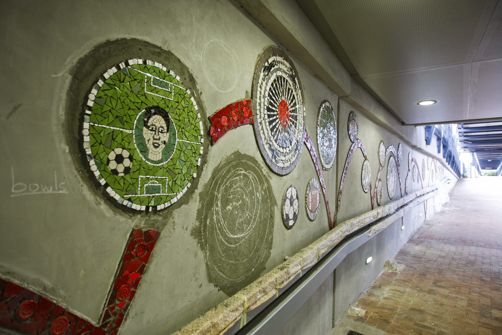 فسيفساء على جدران محطة للنقل السريع في كيب تاون في جنوب أفريقيا التي تتأهب لاستضافة كأس العالم 2010