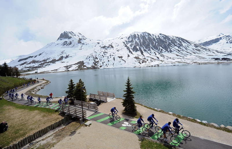 لاعبو المنتخب الفرنسي في نزهة ترفيهية في جبال الألب الفرنسية استعداد للمونديال.