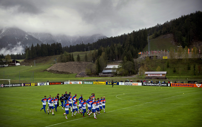 لاعبو المنتخب  الهولندي خلال إقامتهم المعسكر التدريبي في النمسا استعدادا للمونديال.