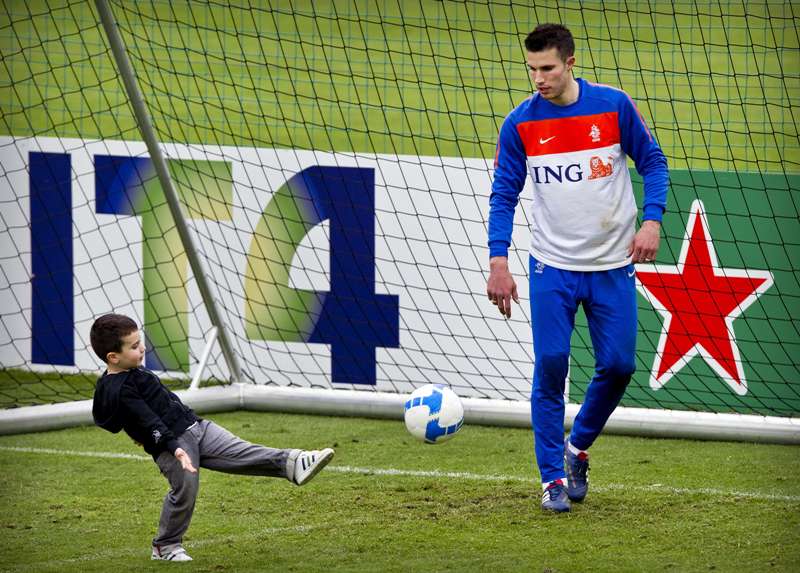 صور للاعبين روبن فان بيرسي ويوريس ماتيسين وفان در فارت مع أبنائهم في لقطات ترفيهية ضمن تدريب المنتخب الهولندي استعدادا لكأس العا