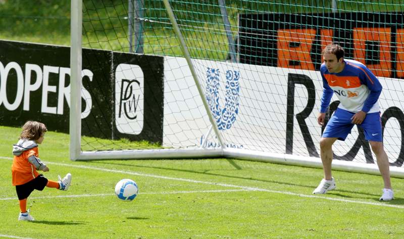 صور للاعبين روبن فان بيرسي ويوريس ماتيسين وفان در فارت مع أبنائهم في لقطات ترفيهية ضمن تدريب المنتخب الهولندي استعدادا لكأس العا