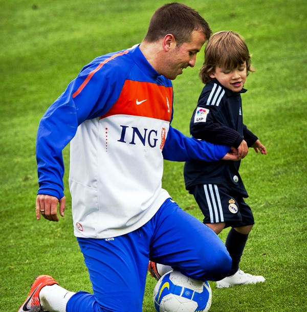 صور للاعبين روبن فان بيرسي ويوريس ماتيسين وفان در فارت مع أبنائهم في لقطات ترفيهية ضمن تدريب المنتخب الهولندي استعدادا لكأس العا