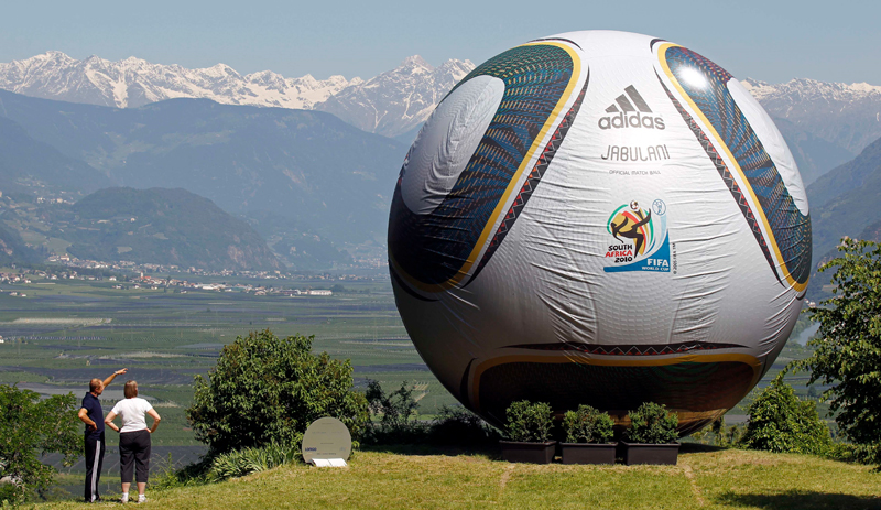 كرة قدم عملاقة وضعت أمام جبال الألب المغطاة بالثلوج في مدينة تيرول في النمسا