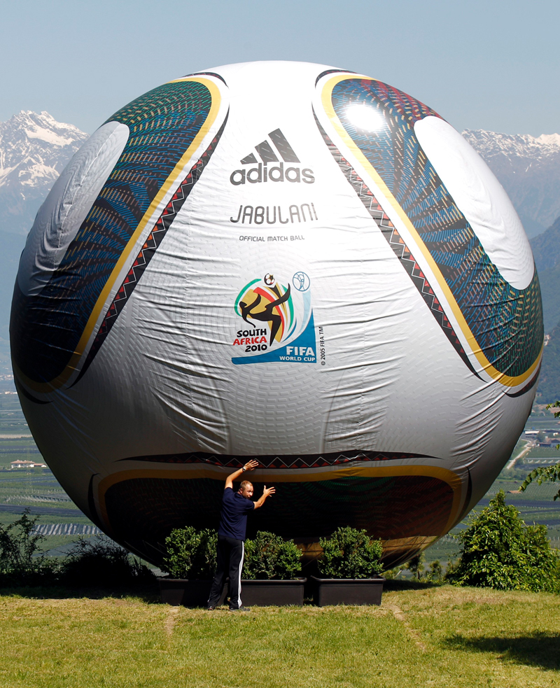 كرة قدم عملاقة وضعت أمام جبال الألب المغطاة بالثلوج في مدينة تيرول في النمسا