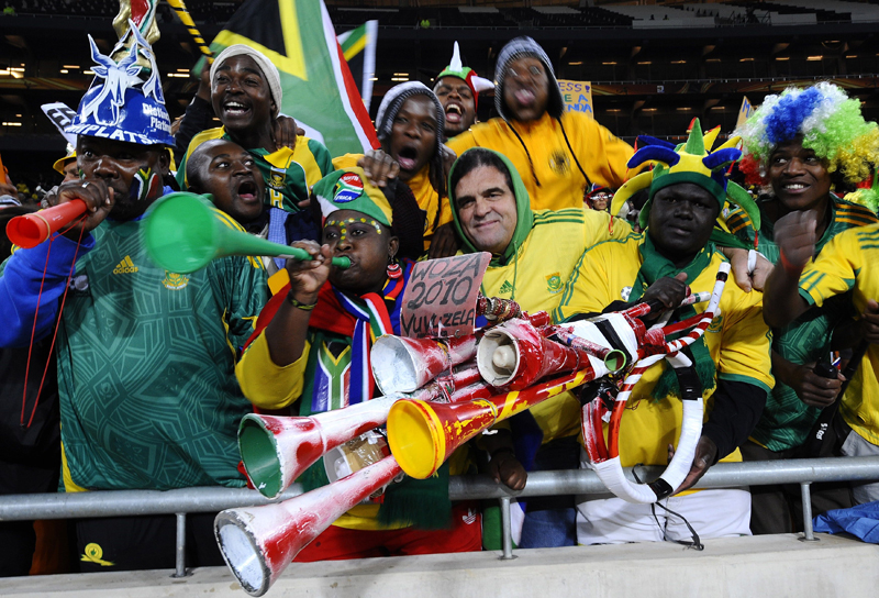 جماهير جنوب إفريقيا تساند  منتخبها في مباراته أمام كولومبيا في جوهانسبرج