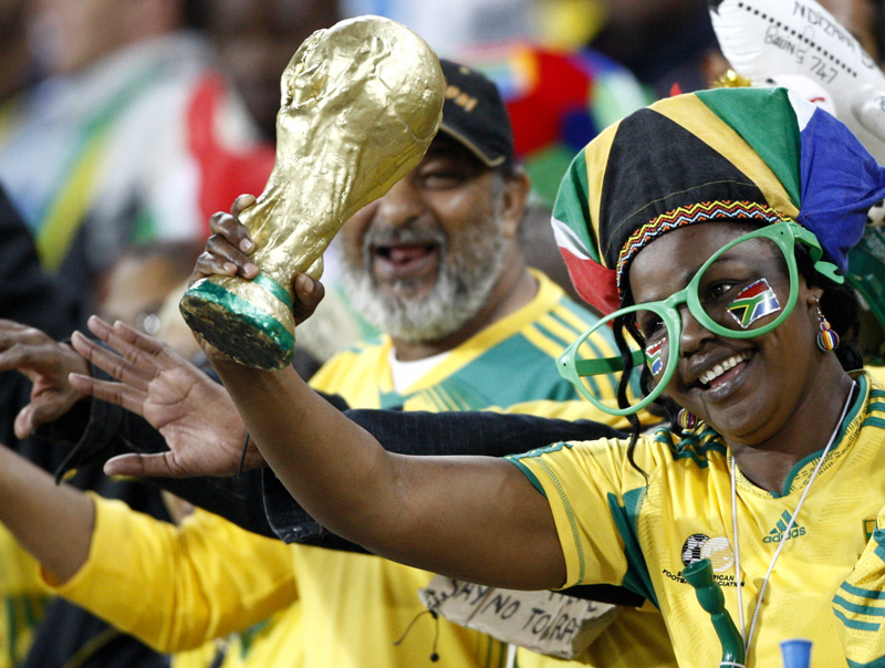 جماهير جنوب إفريقيا تساند  منتخبها في مباراته أمام كولومبيا في جوهانسبرج