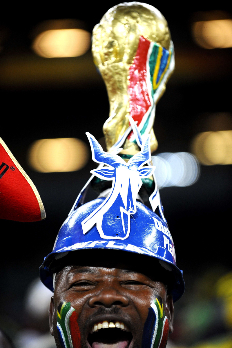 جماهير جنوب إفريقيا تساند  منتخبها في مباراته أمام كولومبيا في جوهانسبرج