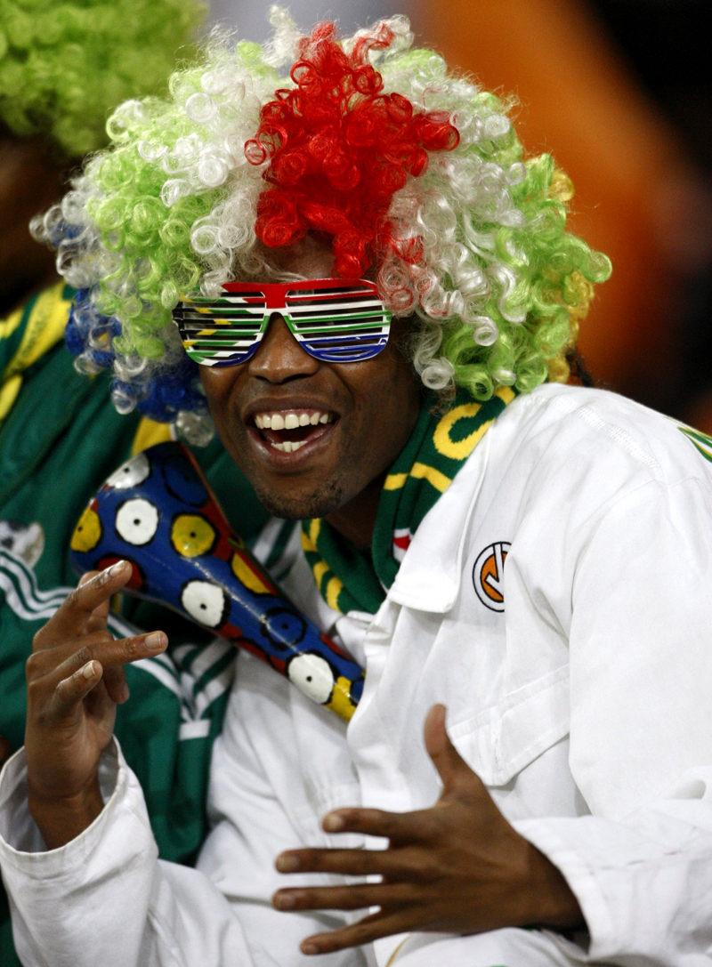 جماهير جنوب إفريقيا تساند  منتخبها في مباراته أمام كولومبيا في جوهانسبرج