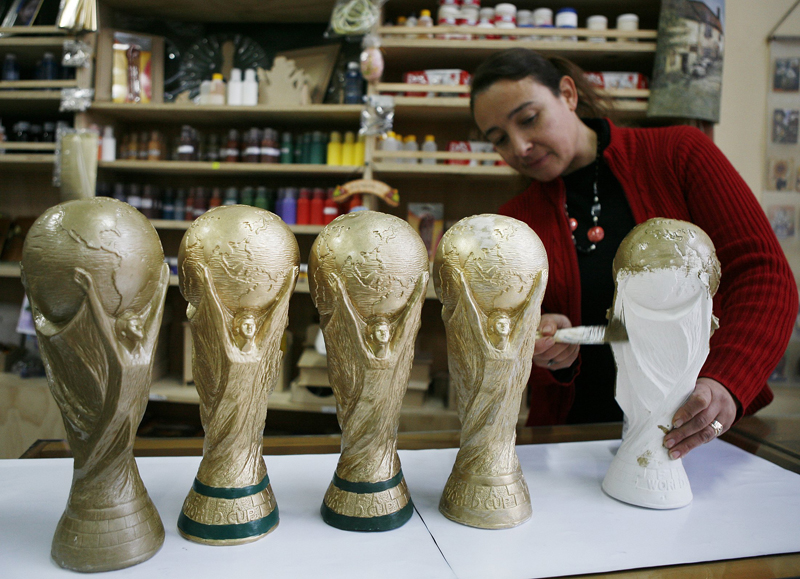 بيع نسخ تقليدية لكأس العالم بسعر 25 دولارا في أحد المتاجر  في تشيلي