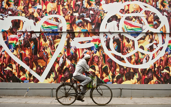 سائق دراجة يمر بجانب إعلان عن كأس العالم 2010 في جنوب أفريقيا خارج متجر في نيودلهي.