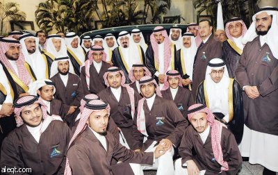 يد الملك تبارك أول سيارة سعودية «غزال 1»