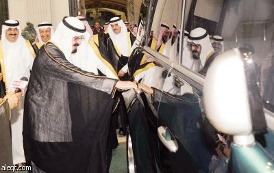 يد الملك تبارك أول سيارة سعودية «غزال 1»