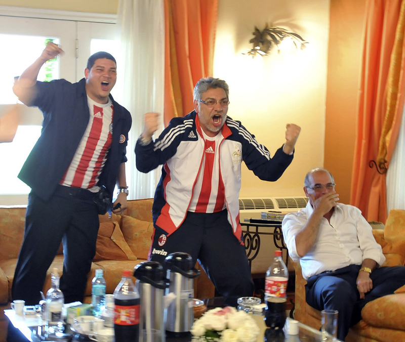 الرئيس الباراغواياني فرناندو لوغو (في الوسط) يقفز فرحا في مقر الرئاسة في العاصمة أسونسيون بعد تسجيل اللاعب أنتولين ألكاراز هدف م