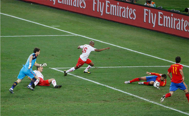 هدف جيلسون فيرنانديز في مرمى ايكر كاسياس في صورة.