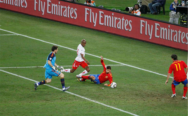 هدف جيلسون فيرنانديز في مرمى ايكر كاسياس في صورة.