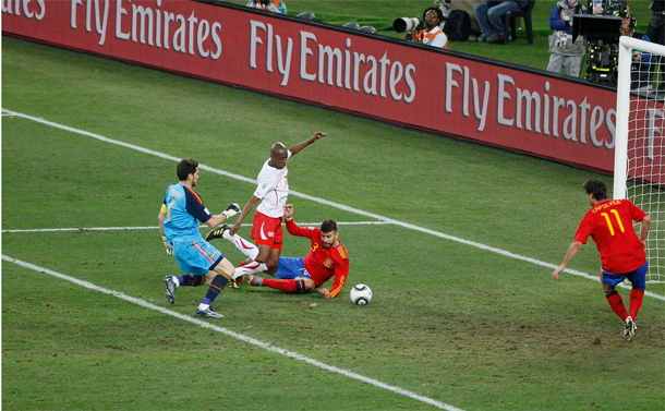 هدف جيلسون فيرنانديز في مرمى ايكر كاسياس في صورة.