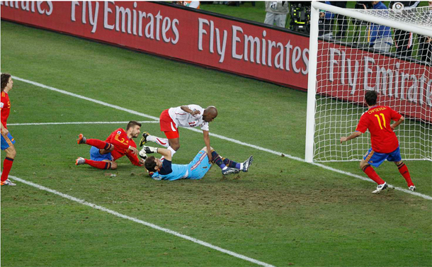 هدف جيلسون فيرنانديز في مرمى ايكر كاسياس في صورة.