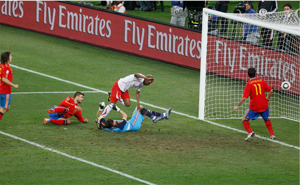 هدف جيلسون فيرنانديز في مرمى ايكر كاسياس في صورة.