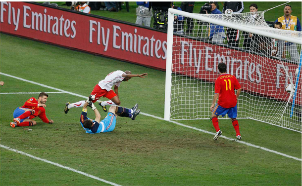 هدف جيلسون فيرنانديز في مرمى ايكر كاسياس في صورة.