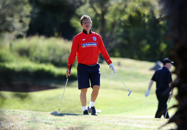 كابيللو يعتبر جابولاني الكرة الأسوأ في العالم