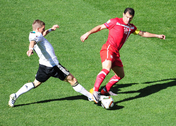 طرد كلوزه .. فحقق الصرب المفاجأة بفوزهم الأول على ألمانيا في المونديال