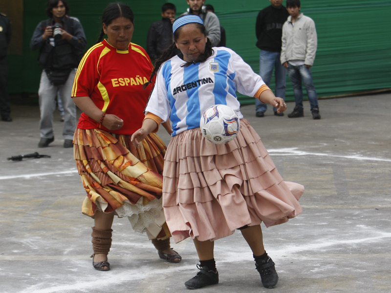 سيدتان تمارسان لعبة كرة القدم في مباراة استعراضية احتفالا بكأس العالم في البيرو