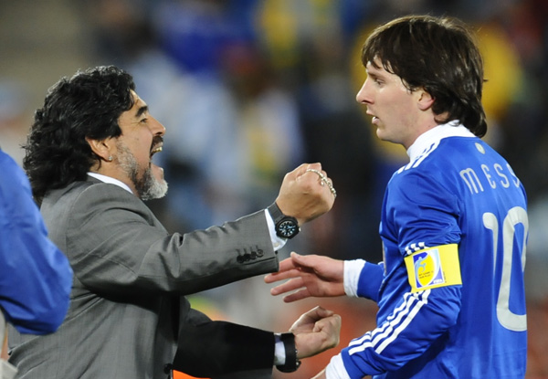 مارادونا يفتح النار على الصحفيين بعد العبور في المونديال.. وميسي منتشي بشارة القيادة