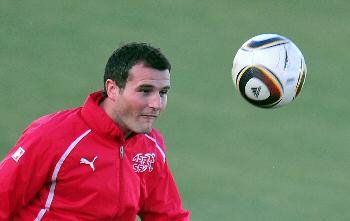 قائد المنتخب  السويسري يتهم الصحافة المحلية باضطهاده