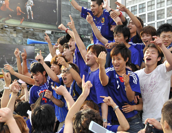 جماهير اليابان تحتفل حتى الصباح بعد الفوز على الدنمرك في كأس العالم