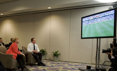 رئيس وزراء بريطانيا والمستشارة الألمانية لم تمنعهم القمة من مشاهدة منتخبيهما