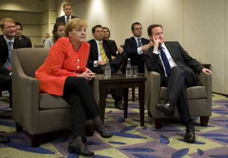 رئيس وزراء بريطانيا والمستشارة الألمانية لم تمنعهم القمة من مشاهدة منتخبيهما