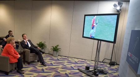 رئيس وزراء بريطانيا والمستشارة الألمانية لم تمنعهم القمة من مشاهدة منتخبيهما