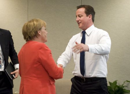 رئيس وزراء بريطانيا والمستشارة الألمانية لم تمنعهم القمة من مشاهدة منتخبيهما