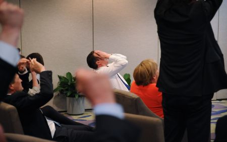 رئيس وزراء بريطانيا والمستشارة الألمانية لم تمنعهم القمة من مشاهدة منتخبيهما